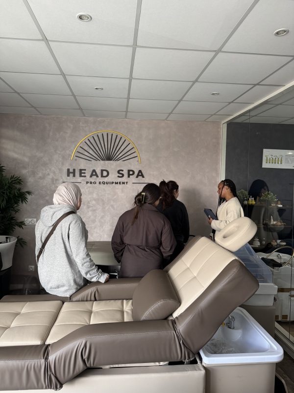Session de formation head spa dans les locaux de Head Spa Equipment, table professionnelle au premier plan