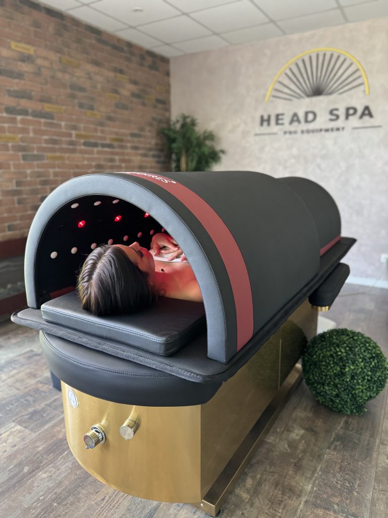 Cliente détendue profitant des bienfaits relaxants d'une séance sous un sauna dôme
