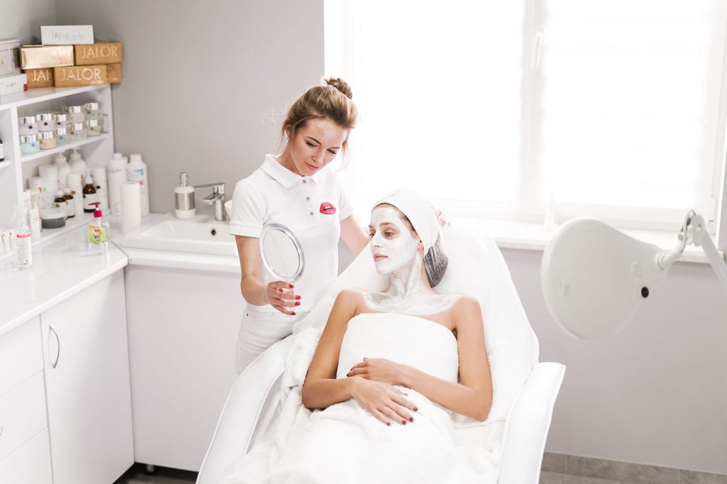 Praticienne réglant un fauteuil Head Spa professionnel dans un institut de spa capillaire haut de gamme