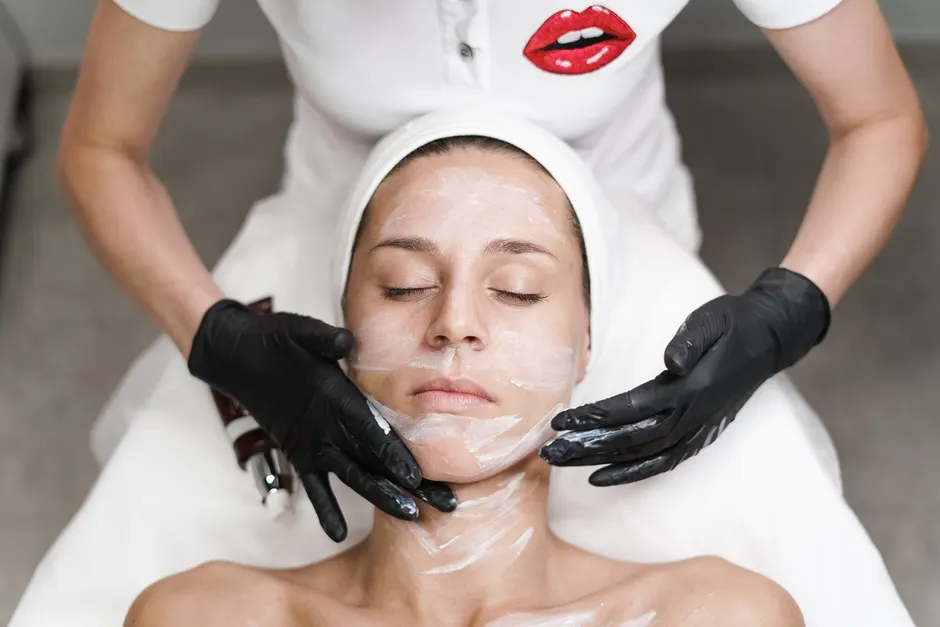 Praticienne effectuant un massage professionnel du cuir chevelu dans un institut de spa haut de gamme avec équipement spécialisé