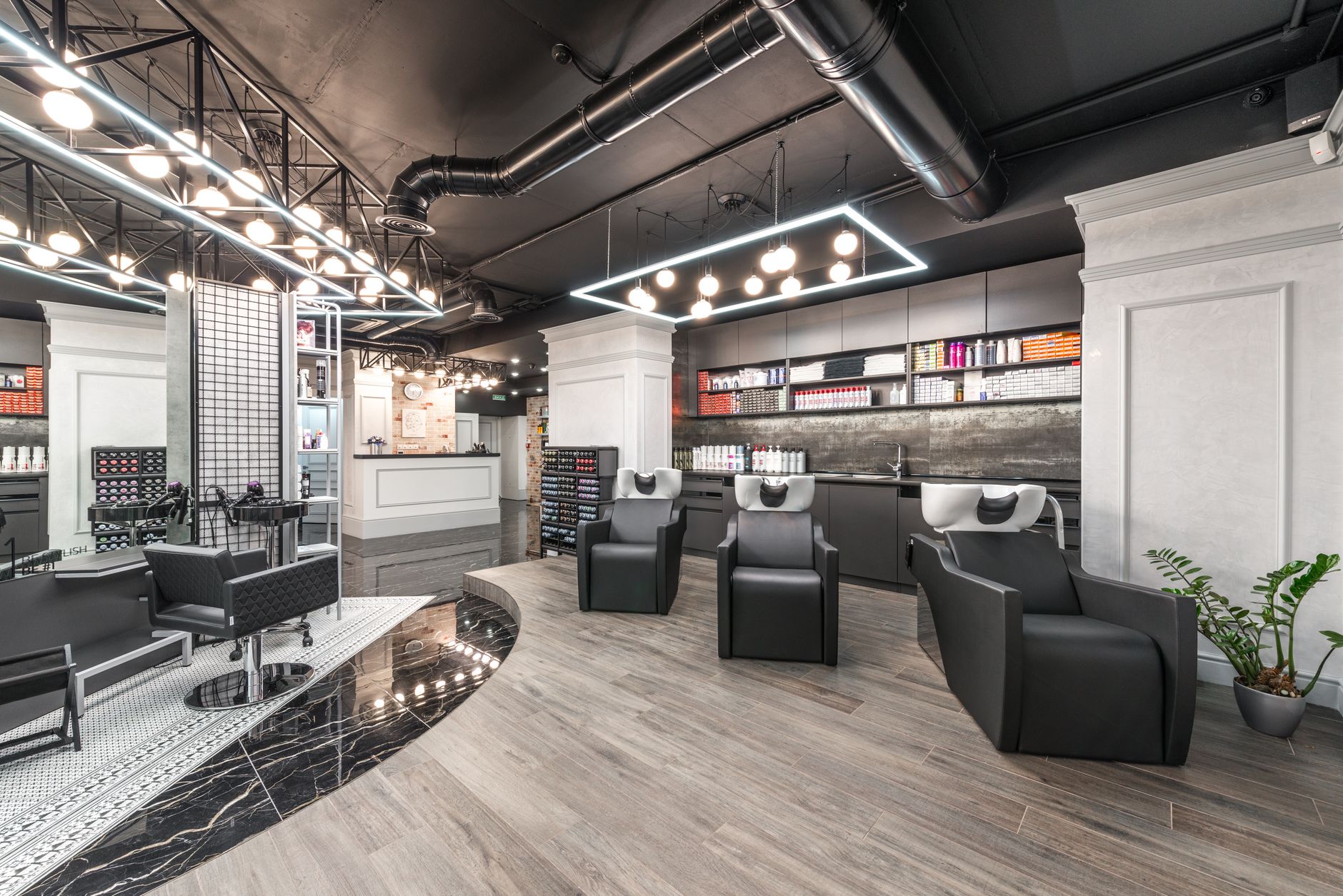 Fauteuil professionnel Head Spa avec bassin intégré dans un institut de beauté haut de gamme à ambiance zen
