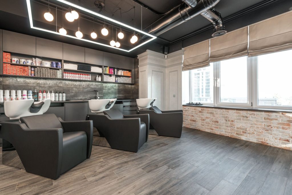 Table et fauteuil Head Spa professionnel dans un institut de beauté haut de gamme avec ambiance zen.