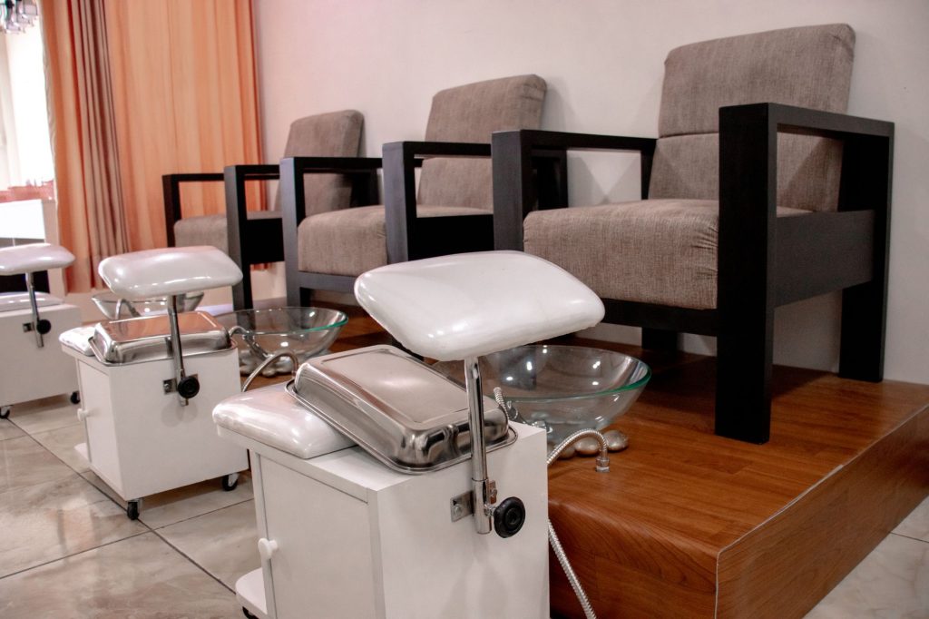 Table Head Spa professionnelle dans un institut de beauté haut de gamme avec ambiance zen épurée