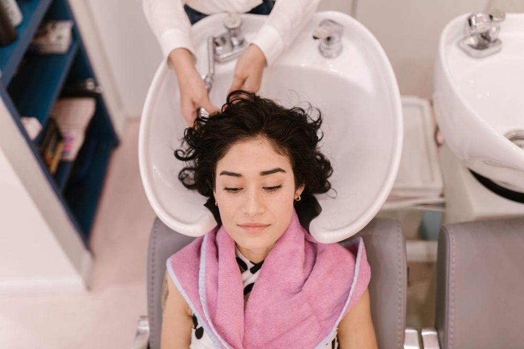 Table de head spa professionnelle dans un institut de luxe avec ambiance zen et épurée d'inspiration japonaise.