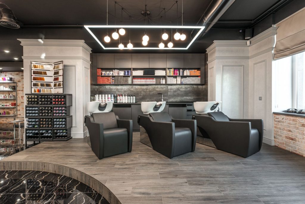 Table Head Spa professionnelle avec raccordement intégré dans un institut de beauté haut de gamme
