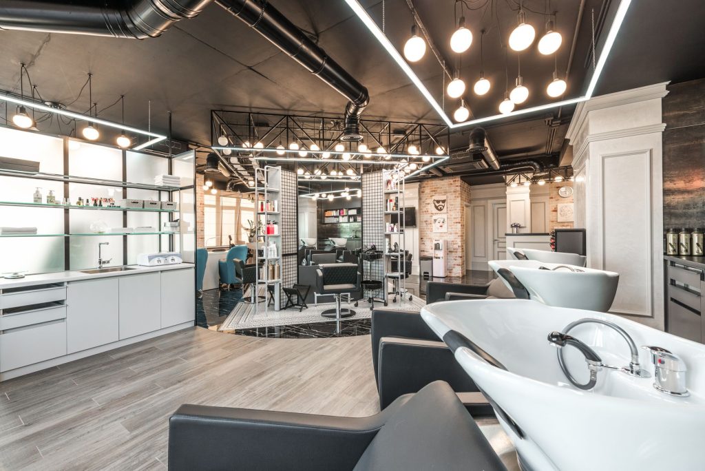Table head spa professionnelle avec bassins intégrés dans un institut de beauté haut de gamme aux ambiances zen