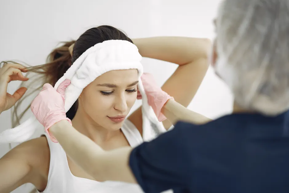 Praticienne effectuant un soin head spa professionnel dans un institut de beauté haut de gamme avec équipement spécialisé