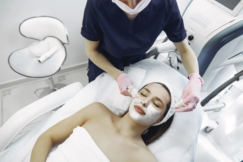 Praticienne effectuant un soin head spa professionnel dans un institut haut de gamme avec équipement spécialisé