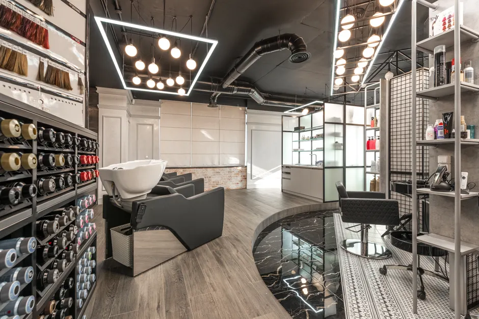 Table de head spa professionnel dans un institut haut de gamme avec ambiance zen épurée