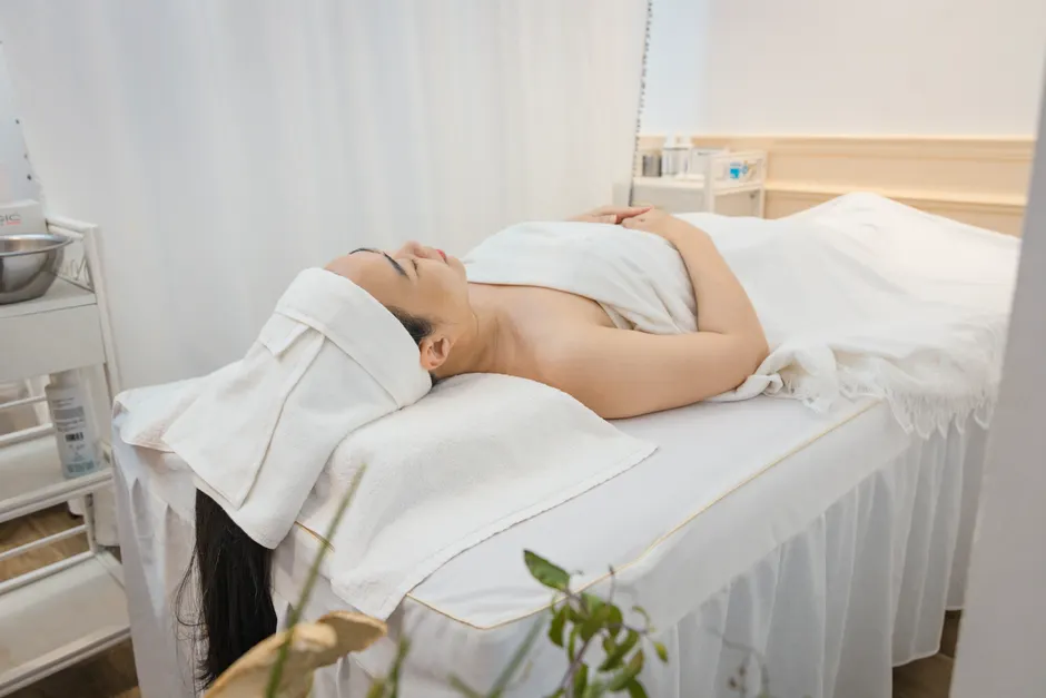 Institut de beauté haut de gamme avec cabine head spa équipée, ambiance zen épurée d'inspiration japonaise