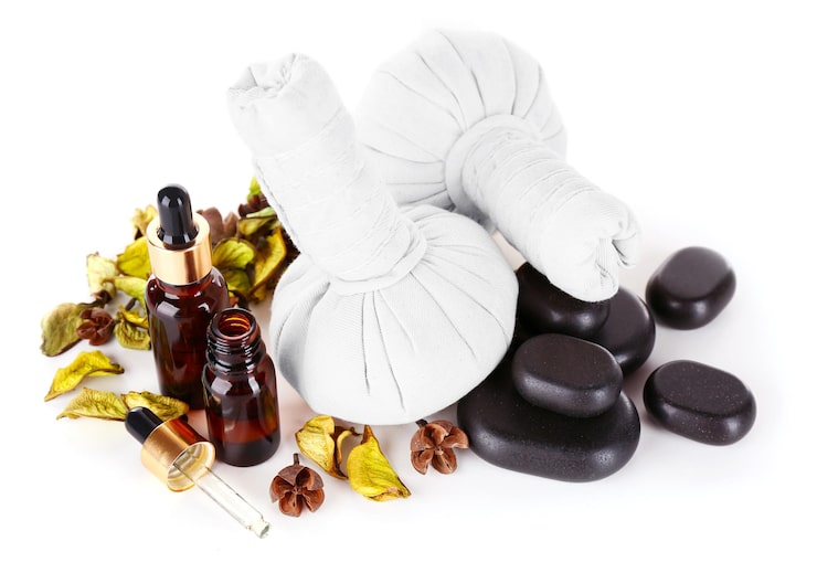 Accessoires essentiels comme pochons et huiles pour l'immersion sensorielle en cabine de Head Spa