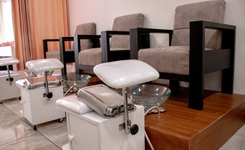 Table Head Spa professionnelle dans un institut de beauté haut de gamme avec ambiance zen épurée