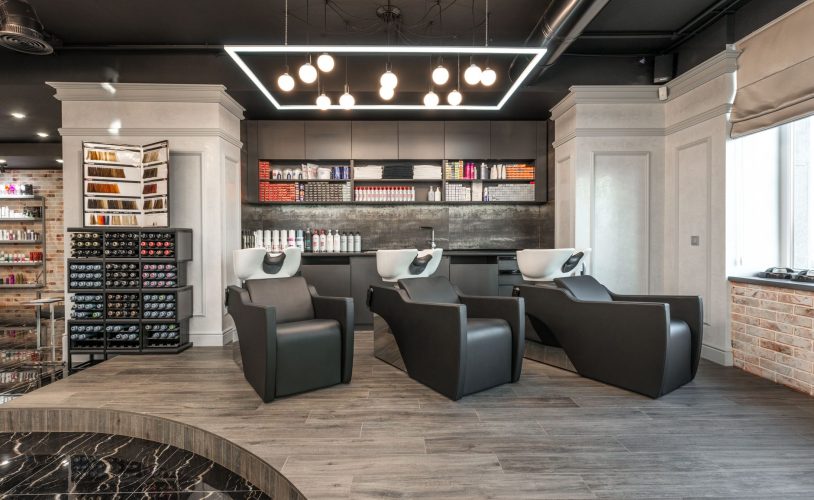 Table Head Spa professionnelle avec raccordement intégré dans un institut de beauté haut de gamme