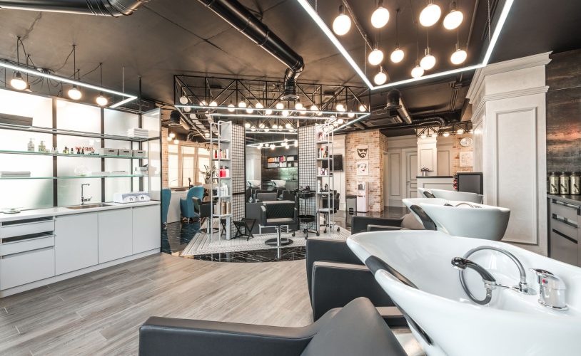 Table head spa professionnelle avec bassins intégrés dans un institut de beauté haut de gamme aux ambiances zen
