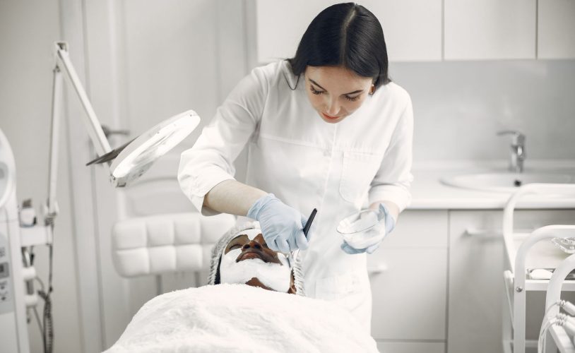 Praticienne ajustant une table Head Spa professionnelle haut de gamme dans un institut de beauté zen